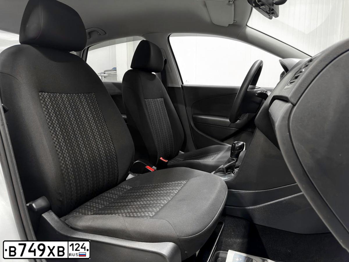Фото автомобиля VOLKSWAGEN POLO, 2019 — госномер В749ХВ124. Цвет: Белый