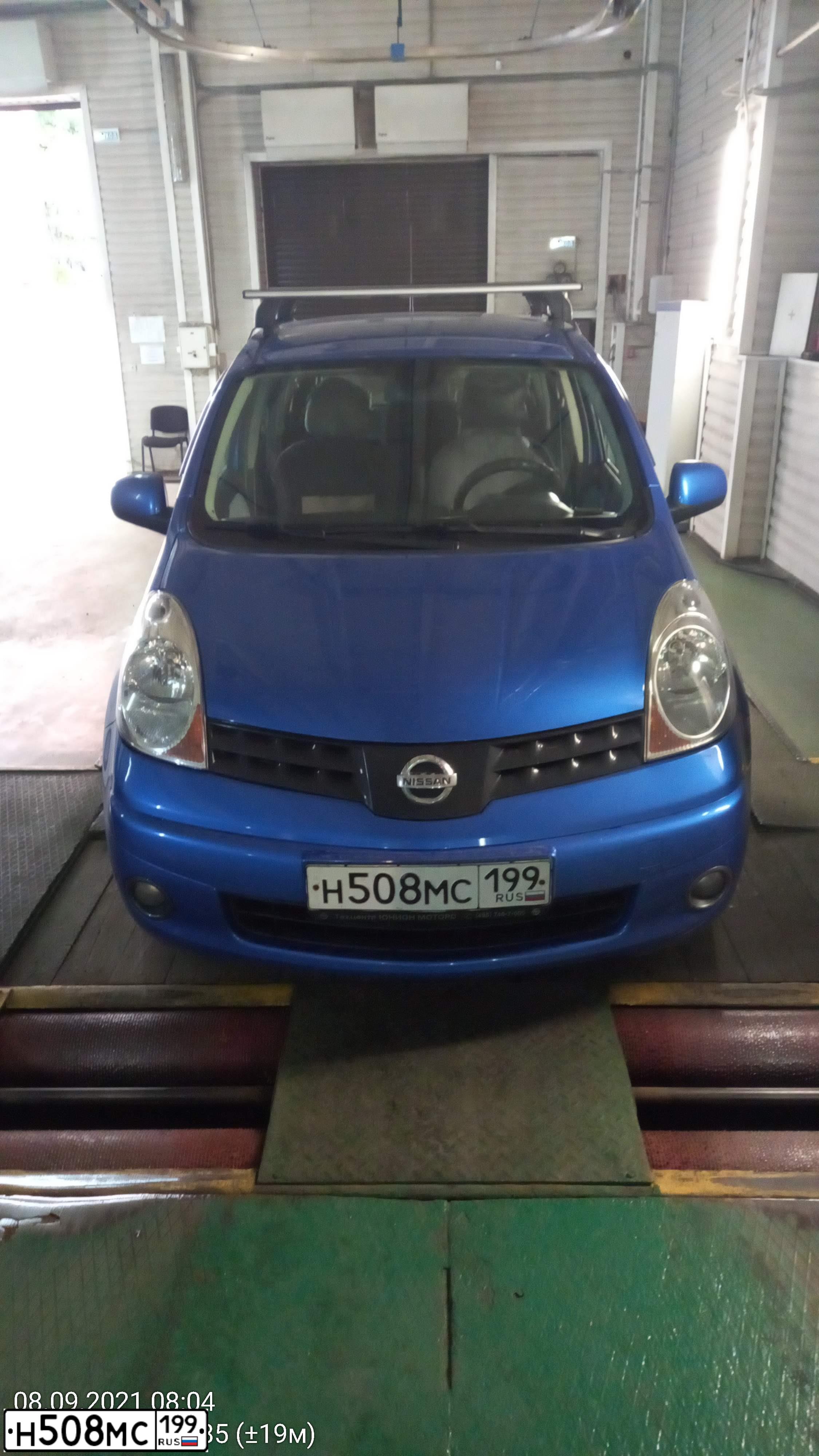 Фото автомобиля NISSAN NOTE, 2008 — госномер Н508МС199. Цвет: ЯРКО-СИНИЙ