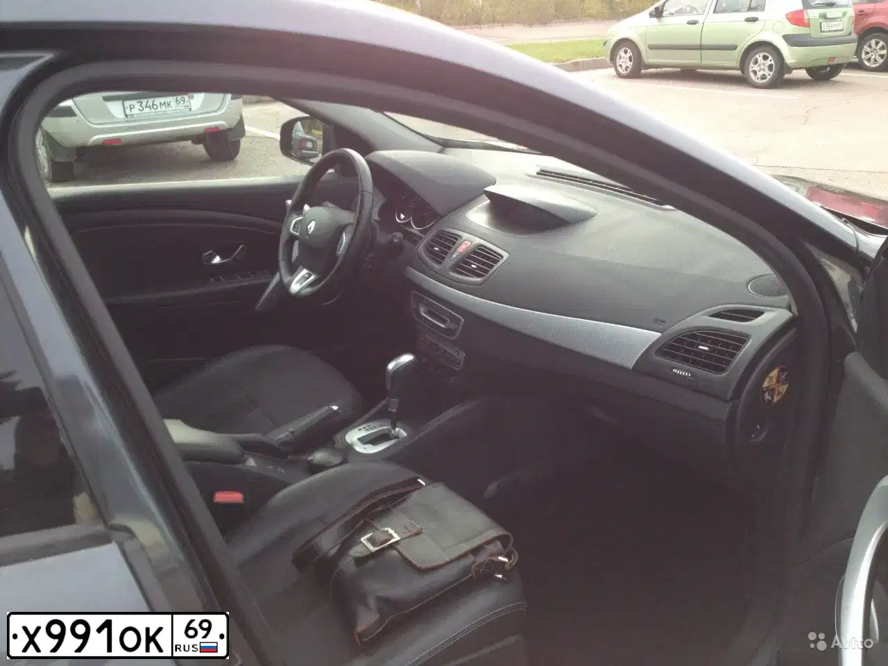 Фото автомобиля RENAULT MEGANE, 2011 — госномер Е922ОУ60. Цвет: ТЕМНО-СЕРЫЙ
