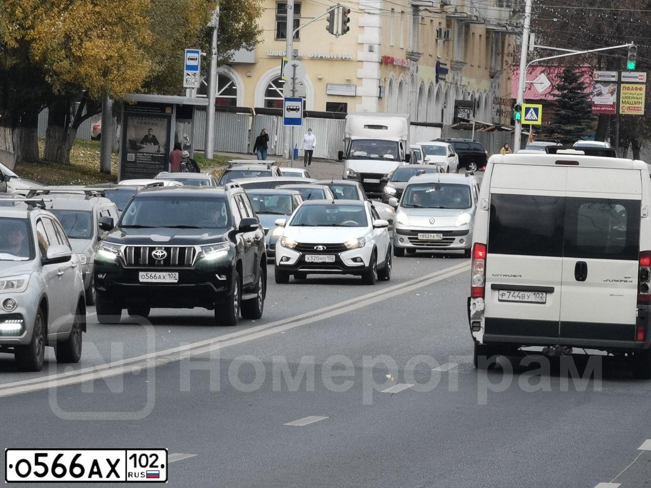 Фото автомобиля TOYOTA LANDCRUISER, 2015 — госномер О566АХ102. Цвет: Серый