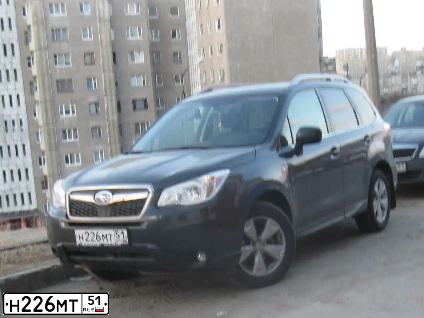 Фото автомобиля SUBARU FORESTER, 2013 — госномер Н226МТ51. Цвет: ТЕМНО-СЕРЫЙ