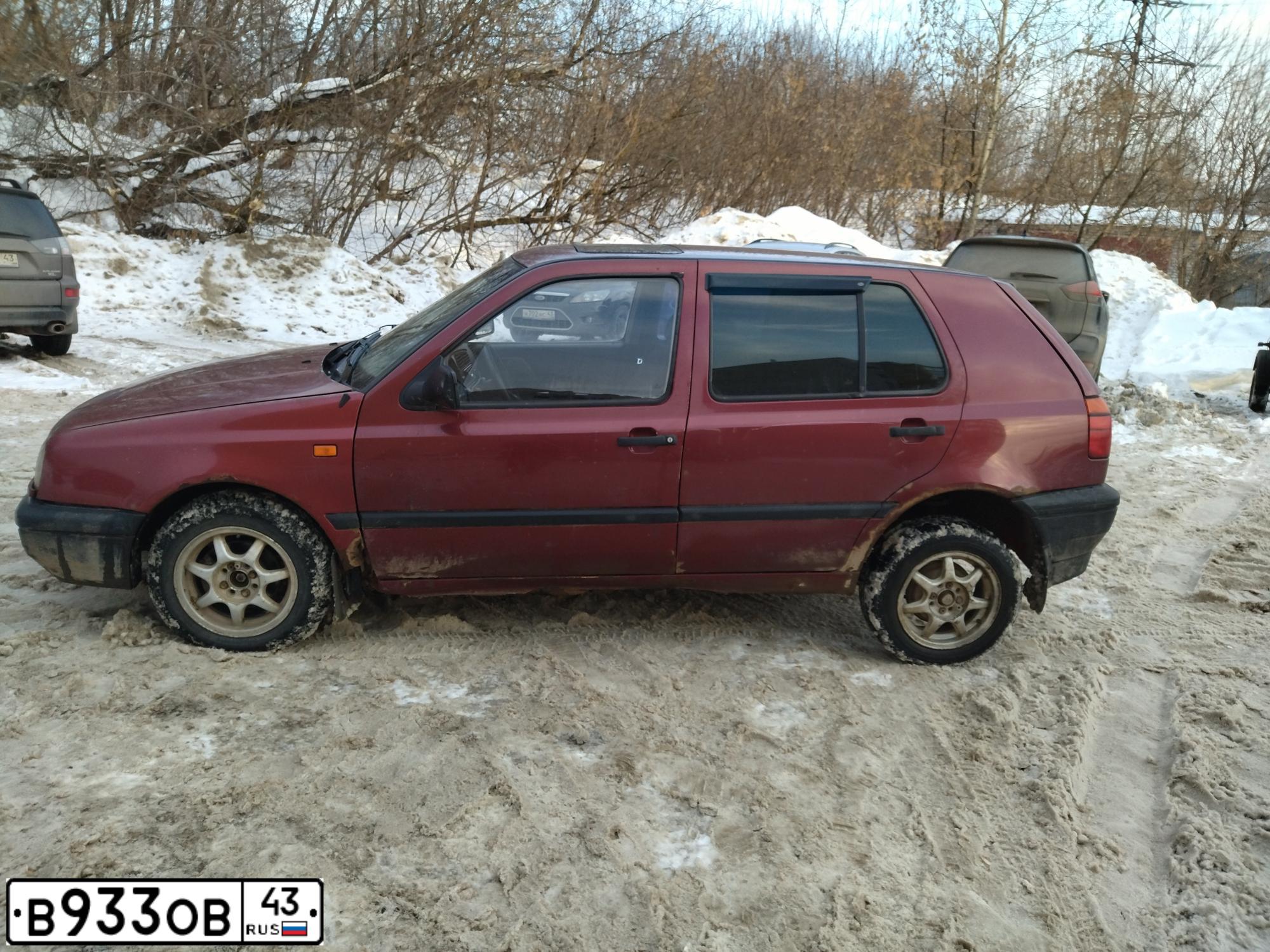 Фото автомобиля VOLKSWAGEN GOLF, 1992 — госномер В933ОВ43. Цвет: Красный