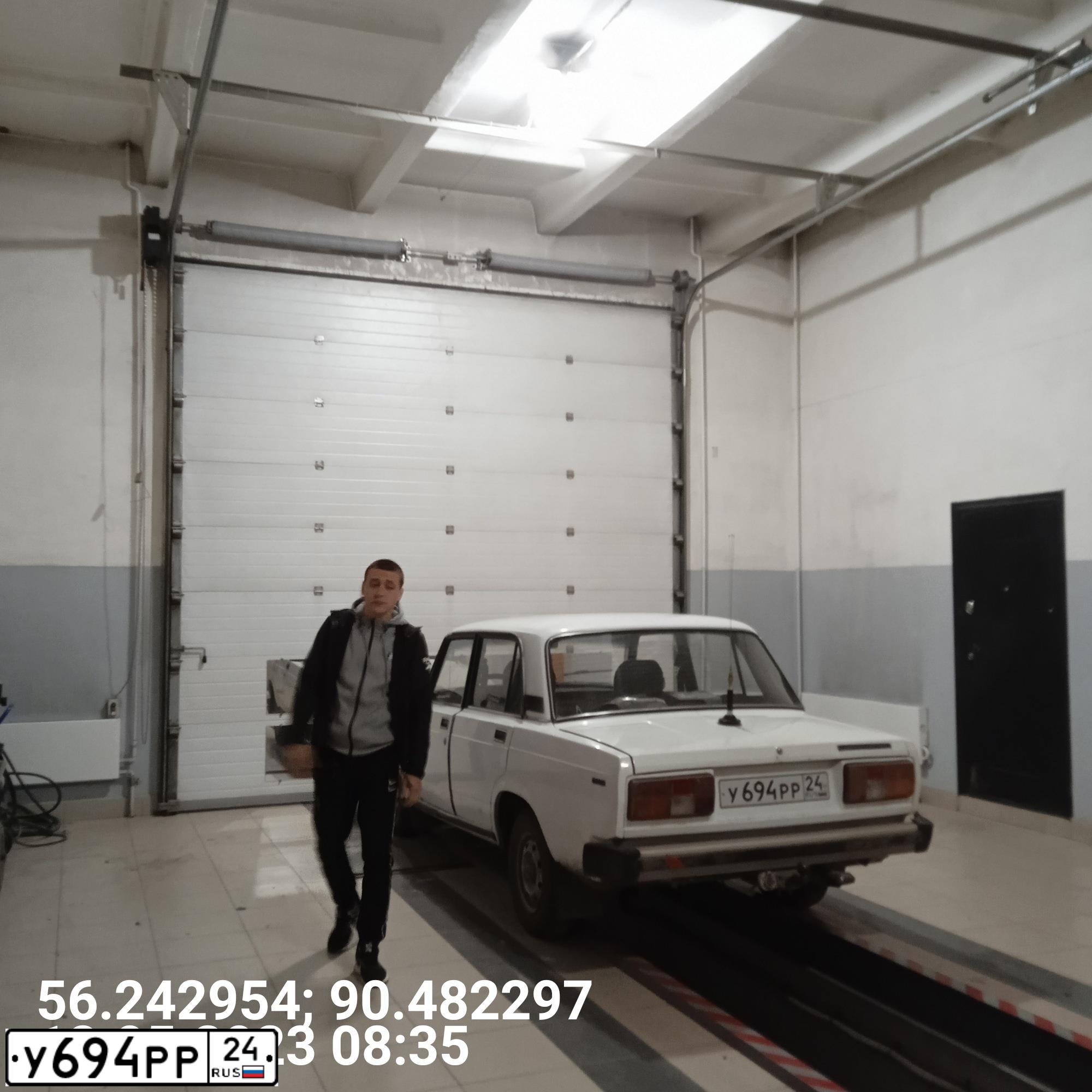 Фото автомобиля LADA 2105, 1994 — госномер К128ТТ124. Цвет: Белый