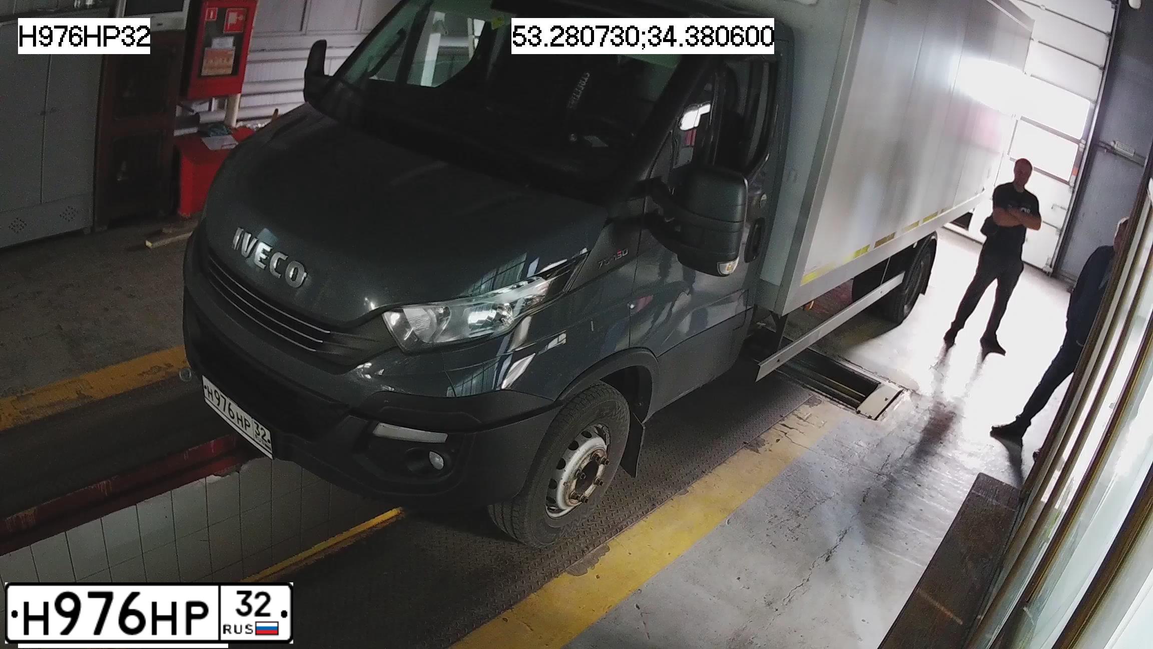 Фото автомобиля IVECO DAILY, 2018 — госномер Н976НР32. Цвет: СЕРЫЙ