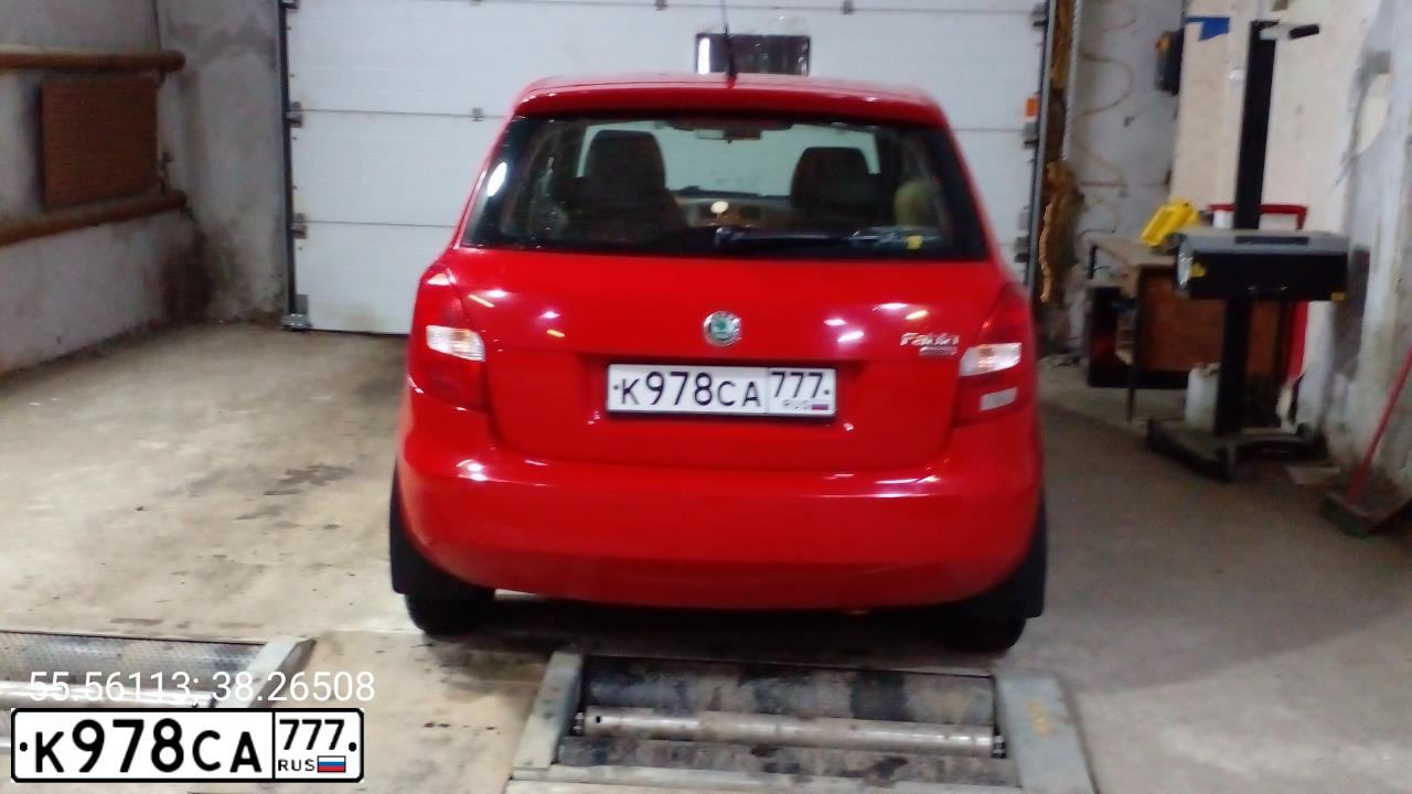 Фото автомобиля SKODA FABIA, 2010 — госномер К978СА777. Цвет: Красный