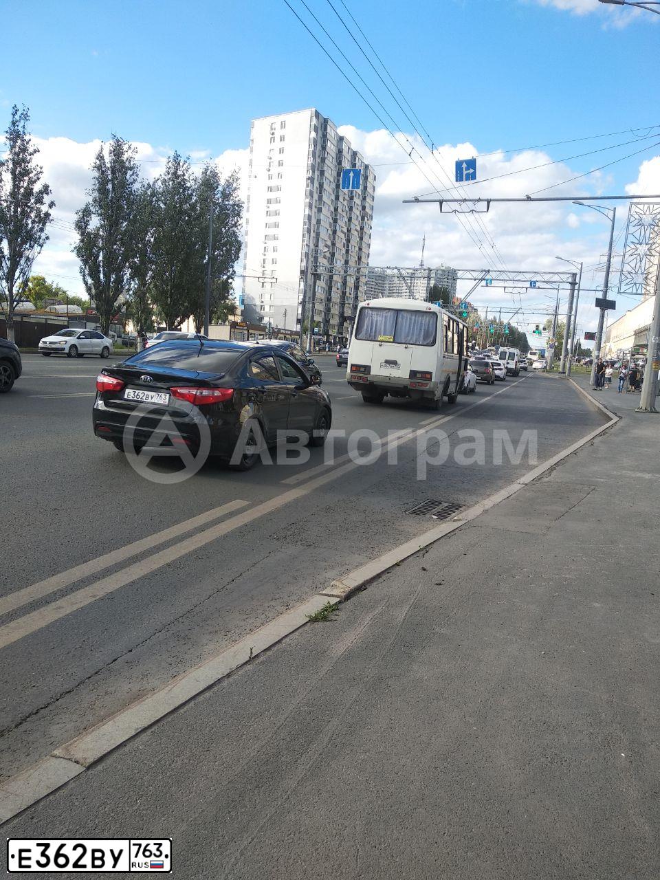 Фото автомобиля KIA RIO, 2014 — госномер Е362ВУ763. Цвет: ЧЕРНЫЙ