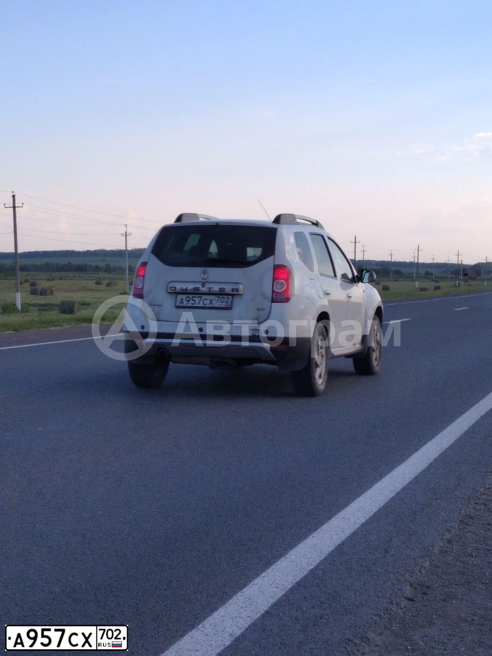 Фото автомобиля RENAULT DUSTER, 2015 — госномер А957СХ702. Цвет: Белый