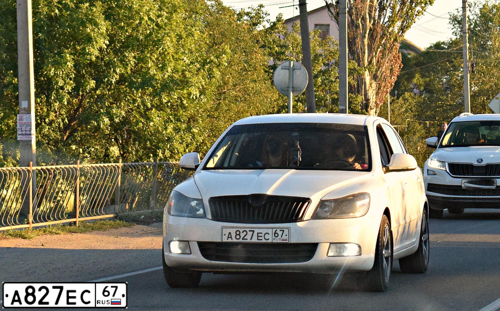 Фото автомобиля SKODA OCTAVIA, 2012 — госномер А827ЕС67. Цвет: Белый