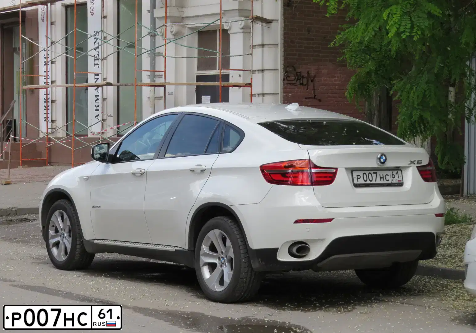 Фото автомобиля BMW X6, 2012 — госномер Р100РВ161. Цвет: Белый