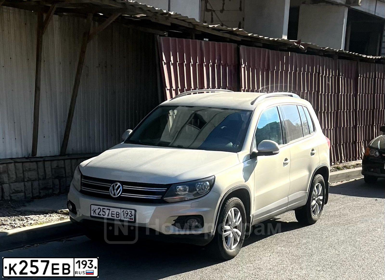 Фото автомобиля VOLKSWAGEN TIGUAN, 2011 — госномер К257ЕВ193. Цвет: СЕРЕБРИСТО-ЖЕЛТЫЙ