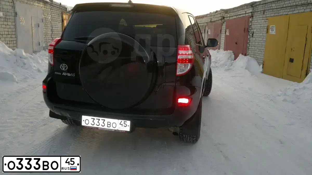 Фото автомобиля TOYOTA RAV4, 2011 — госномер О333ВО45. Цвет: ЧЕРНЫЙ