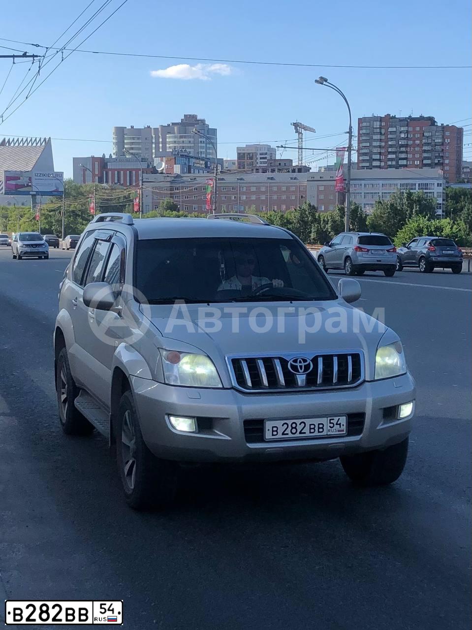 Фото автомобиля TOYOTA LANDCRUISER, 2005 — госномер В282ВВ54. Цвет: БЕЖЕВЫЙ