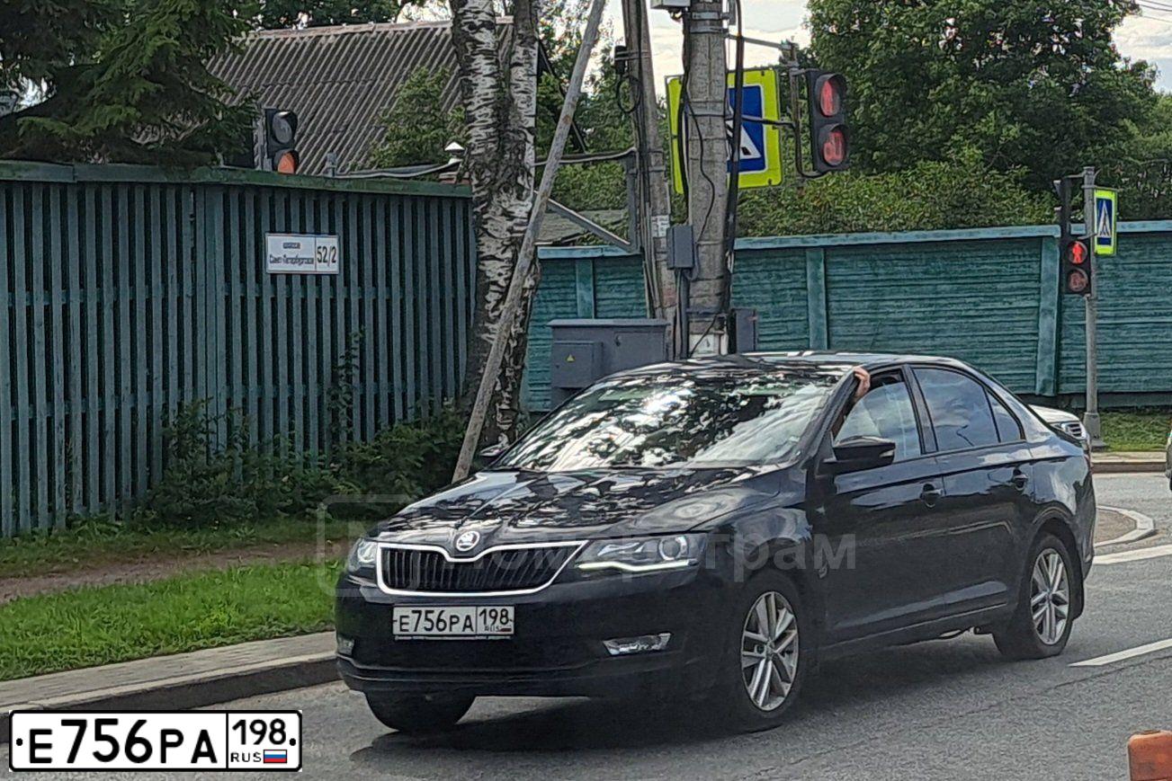 Фото автомобиля SKODA RAPID, 2019 — госномер Е756РА198. Цвет: ЧЕРНЫЙ