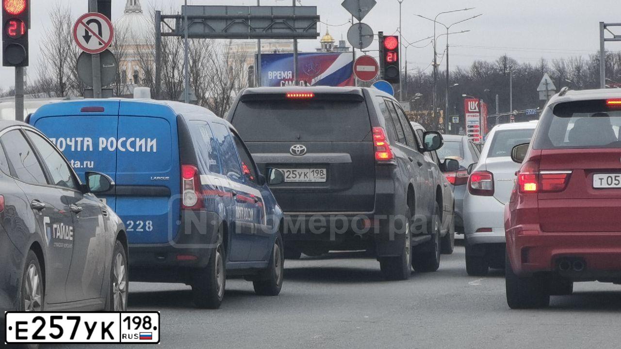 Фото автомобиля UAZ PROFI, 2019 — госномер Е257УК198. Цвет: СЕРЕБРИСТЫЙ МЕТАЛЛИК