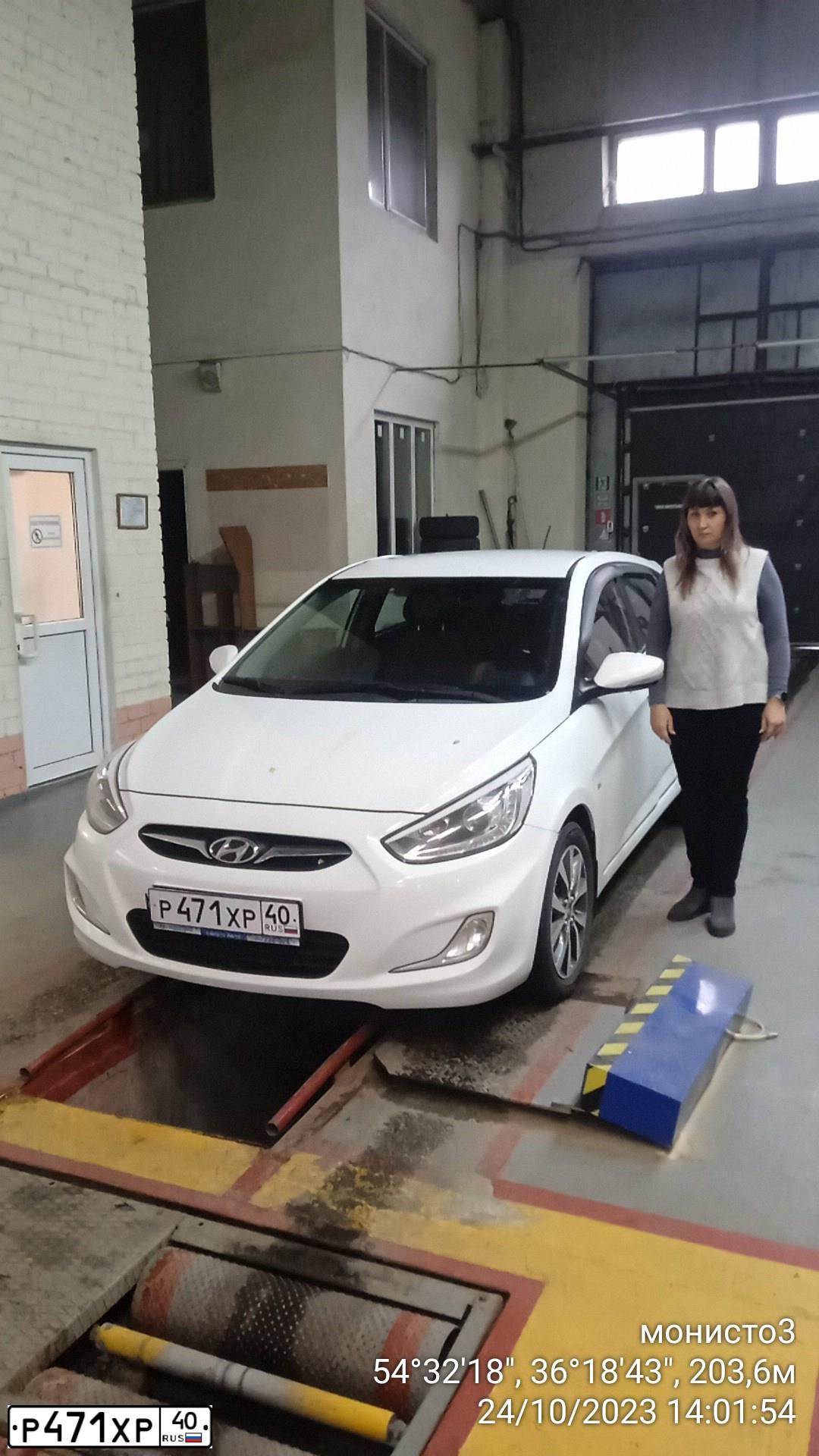 Фото автомобиля HYUNDAI SOLARIS, 2013 — госномер Р471ХР40. Цвет: Белый