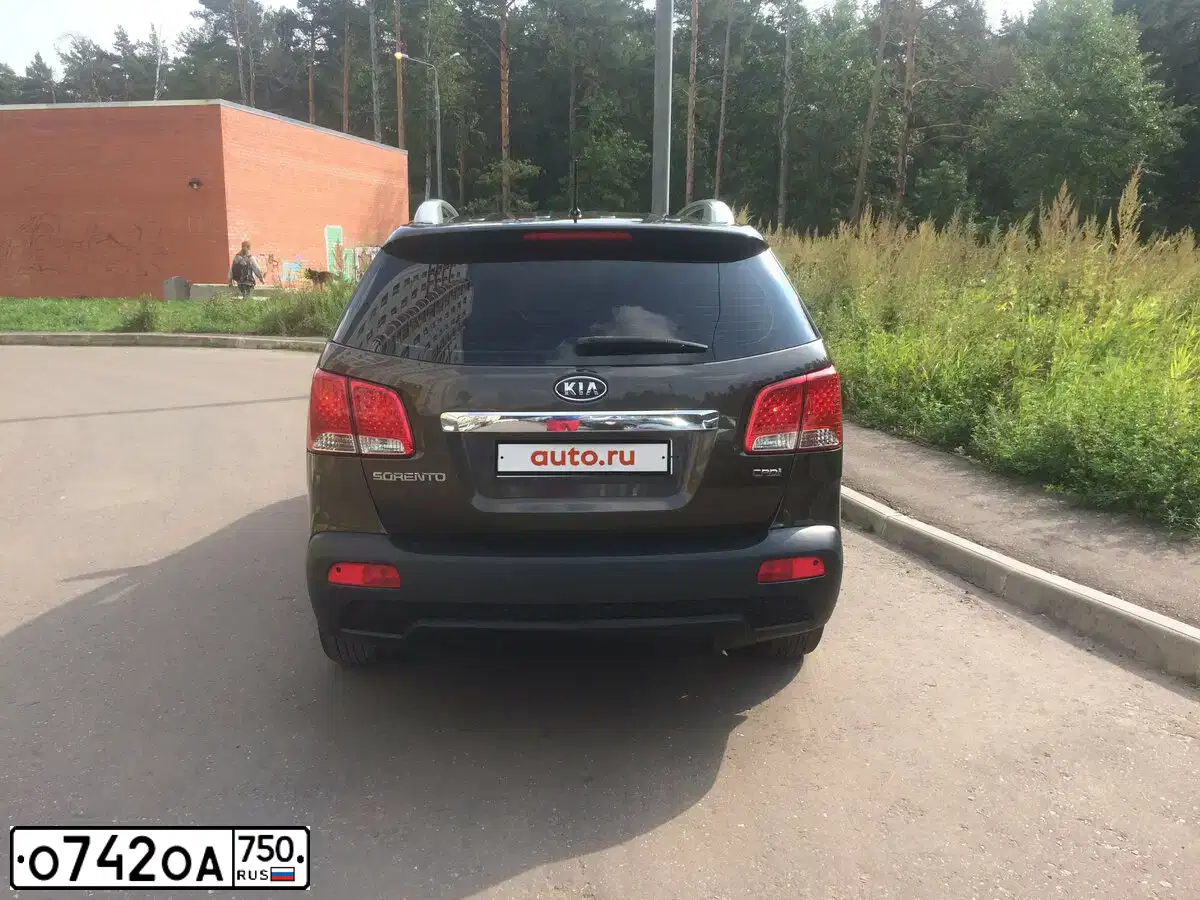 Фото автомобиля KIA SORENTO, 2010 — госномер К127ВЕ790. Цвет: Коричневый