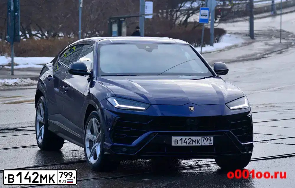 Фото автомобиля LAMBORGHINI URUS, 2018 — госномер В142МК799. Цвет: СИНИЙ