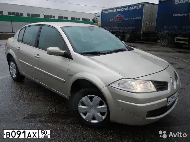Фото автомобиля RENAULT MEGANE, 2008 — госномер Р700ОТ199. Цвет: БЕЖЕВЫЙ