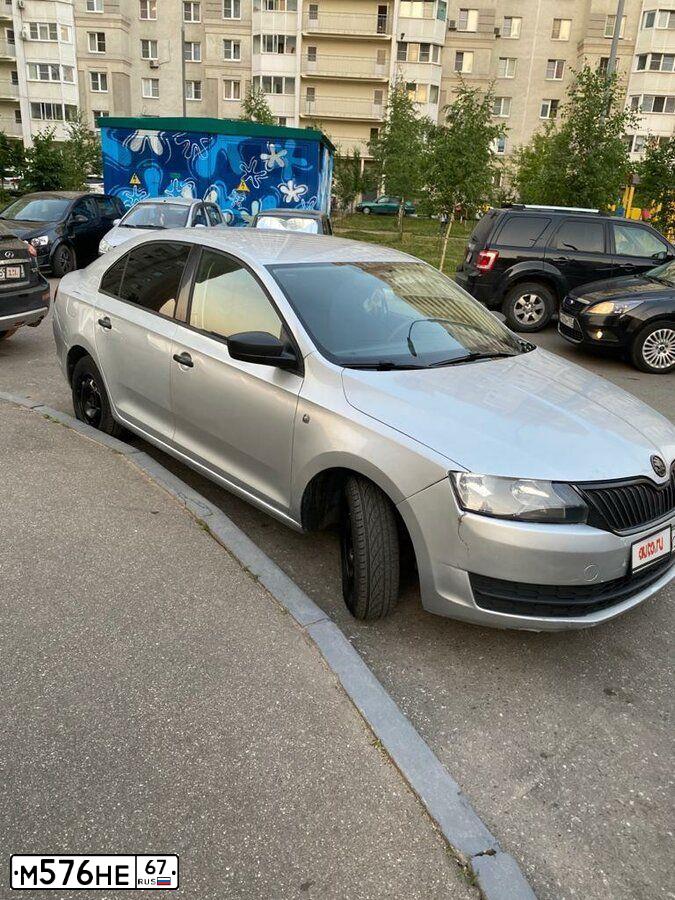 Фото автомобиля SKODA RAPID, 2014 — госномер М576НЕ67. Цвет: СЕРЕБРИСТЫЙ