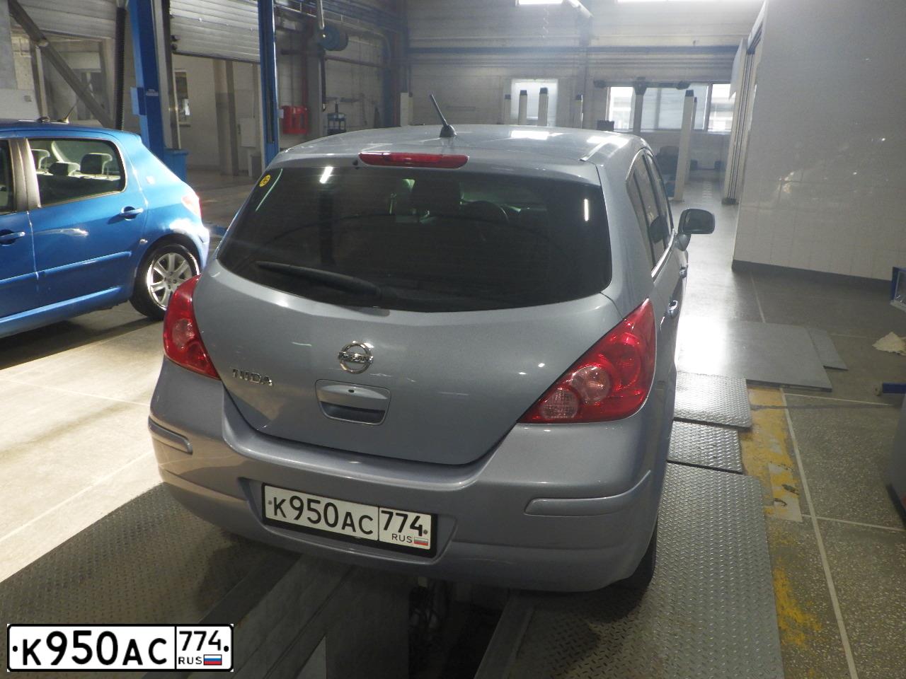 Фото автомобиля NISSAN TIIDA, 2011 — госномер К950АС774. Цвет: СВЕТЛО-ГОЛУБОЙ