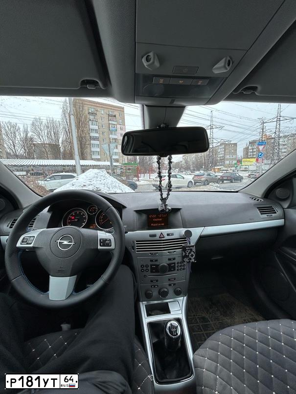 Фото автомобиля OPEL ASTRA, 2010 — госномер Р181УТ64. Цвет: синий