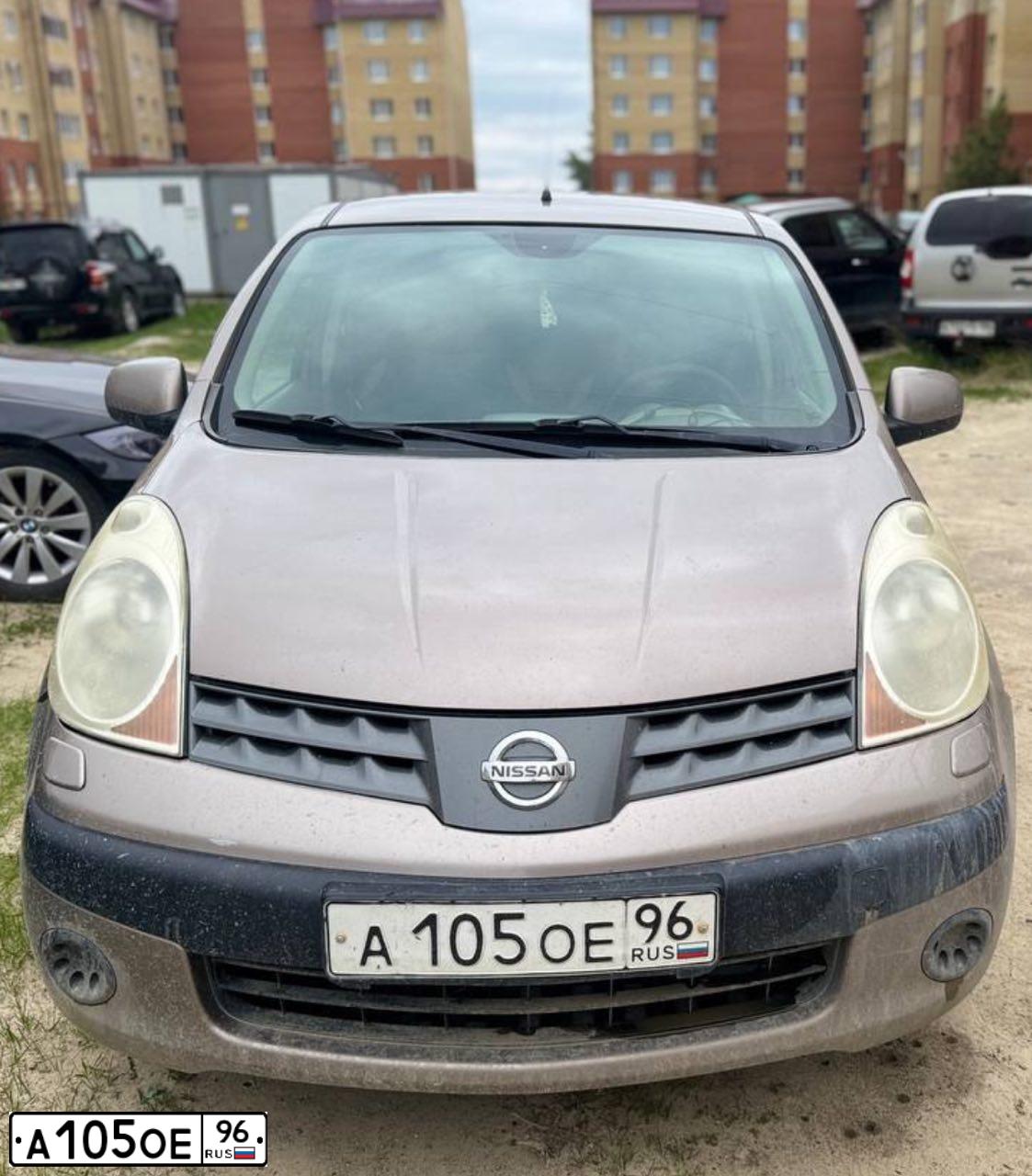 Фото автомобиля NISSAN NOTE, 2006 — госномер А105ОЕ96. Цвет: БЕЖЕВЫЙ