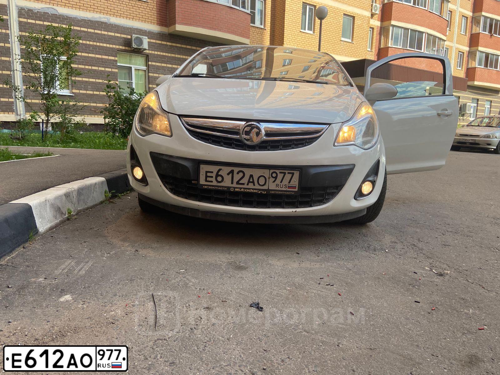 Фото автомобиля OPEL CORSA, 2013 — госномер А800СО174. Цвет: Белый