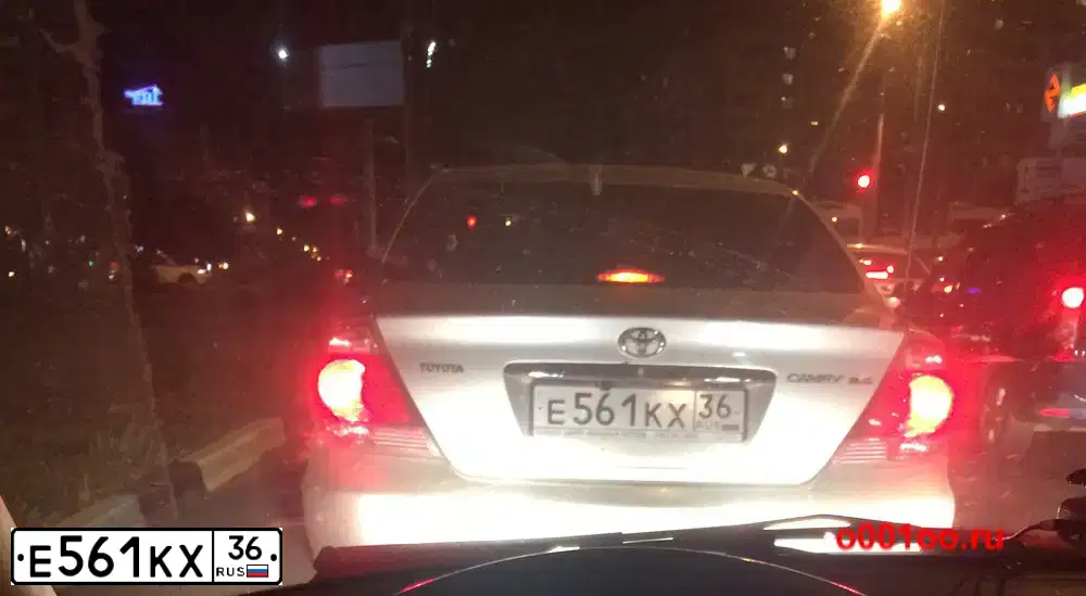 Фото автомобиля TOYOTA CAMRY, 2005 — госномер Е561КХ36. Цвет: СЕРЕБРИСТЫЙ