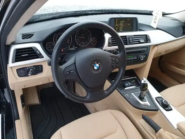 Фото автомобиля BMW SERIE 3, 2012 — госномер М820АХ53. Цвет: ЧЕРНЫЙ