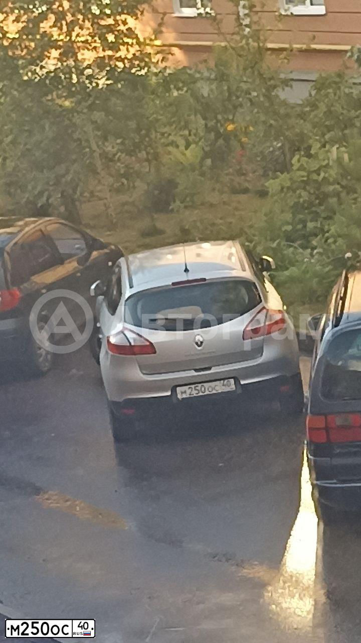 Фото автомобиля RENAULT MEGANE, 2013 — госномер М250ОС40. Цвет: СВЕТЛО-СЕРЫЙ