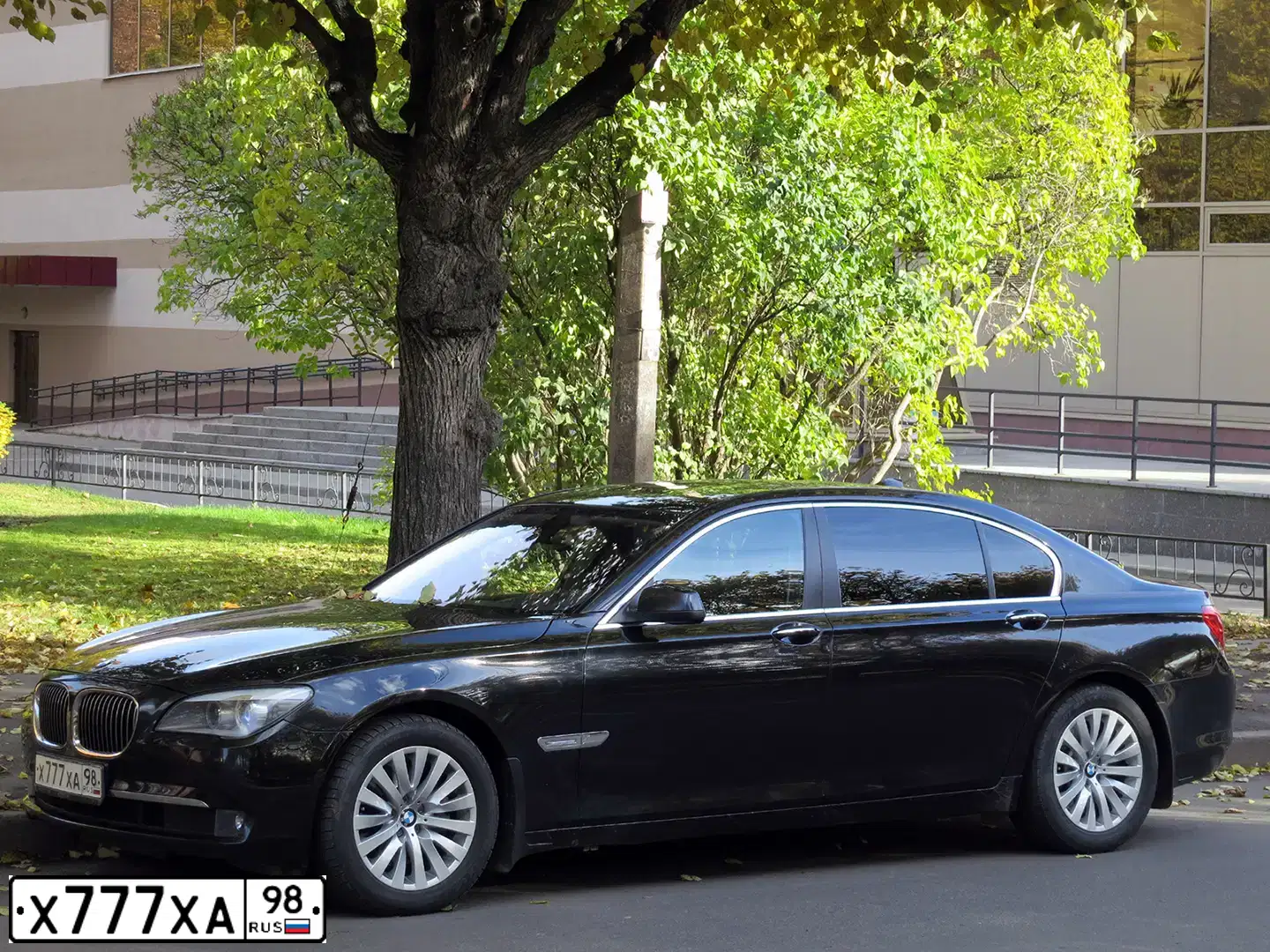 Фото автомобиля BMW 7ER, 2009 — госномер Е526РО147
