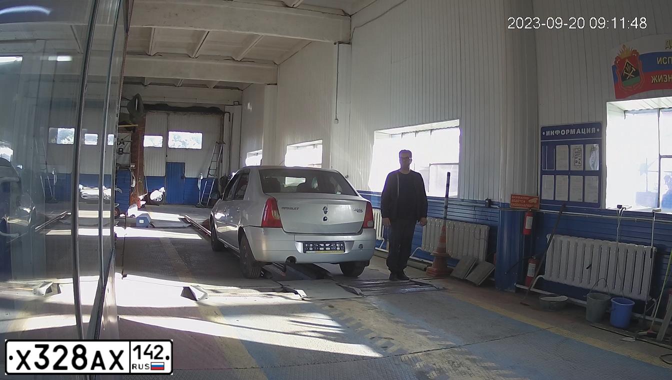 Фото автомобиля RENAULT LOGAN, 2009 — госномер Т962НО142. Цвет: СЕРЫЙ