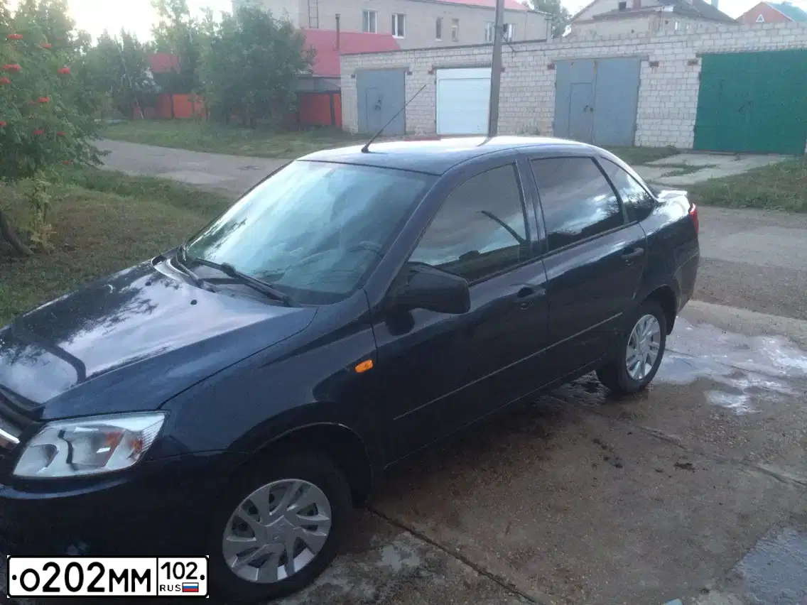 Фото автомобиля LADA 2190 GRANTA, 2013 — госномер О202ММ102. Цвет: СЕРО-СИНИЙ