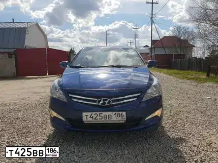 Фото автомобиля HYUNDAI SOLARIS, 2014 — госномер Т425ВВ186. Цвет: СИНИЙ