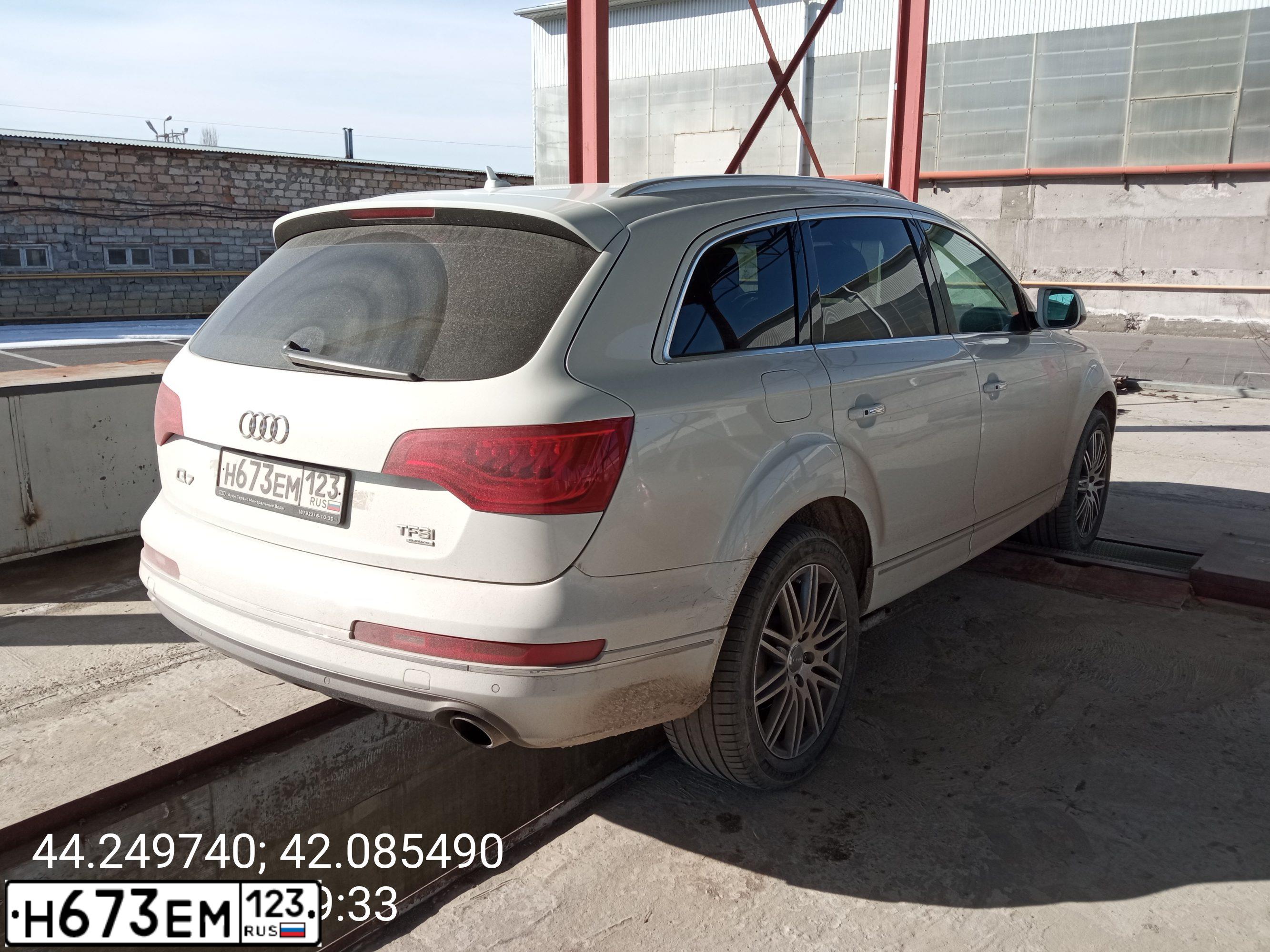 Фото автомобиля AUDI Q7, 2012 — госномер Е674ОН95. Цвет: Белый