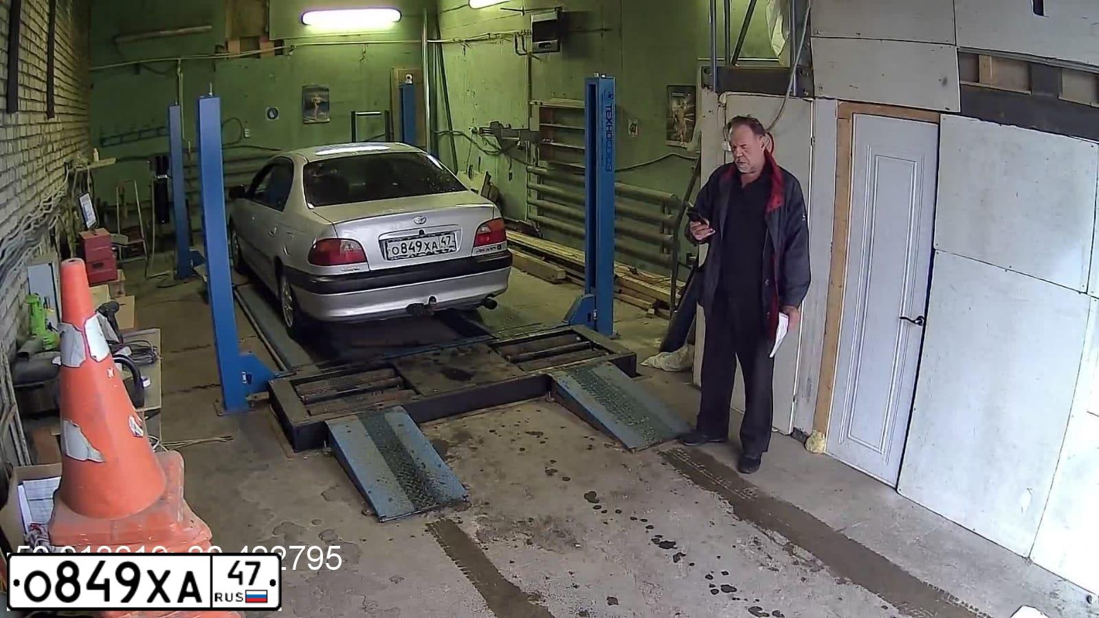 Фото автомобиля TOYOTA AVENSIS, 1999 — госномер О849ХА47. Цвет: Серебристый