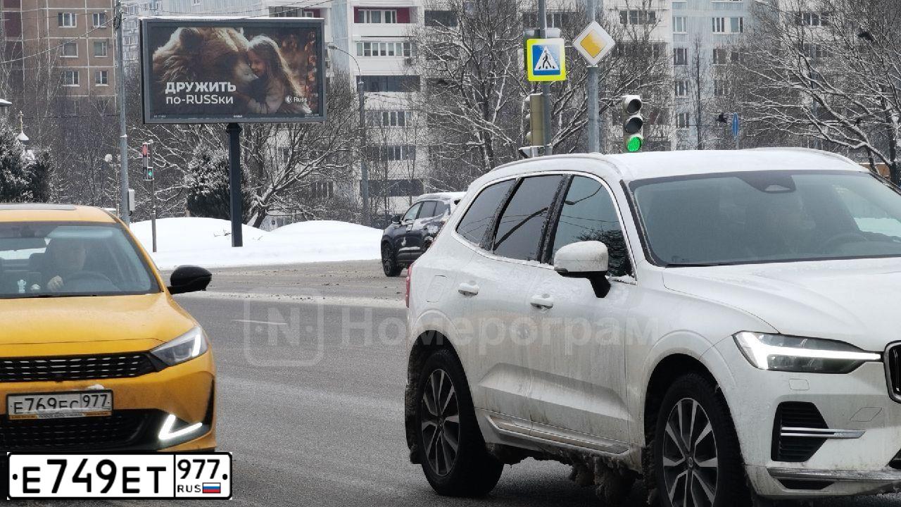 Фото автомобиля PORSCHE CAYENNE, 2018 — госномер Е749ЕТ977. Цвет: синий
