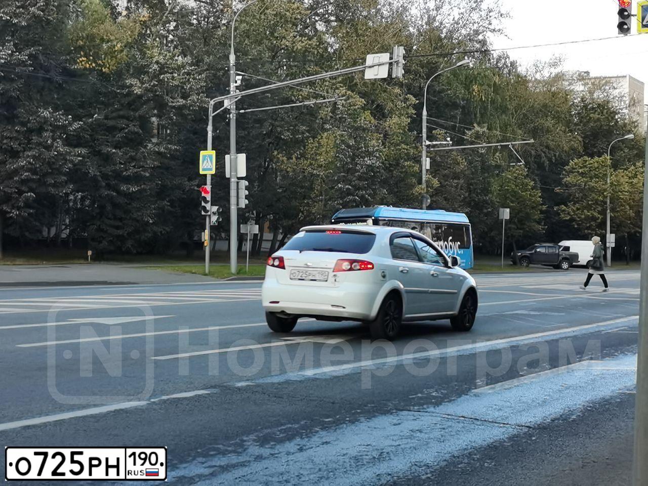 Фото автомобиля CHEVROLET LACETTI, 2011 — госномер О725РН190. Цвет: БЕЛЫЙ