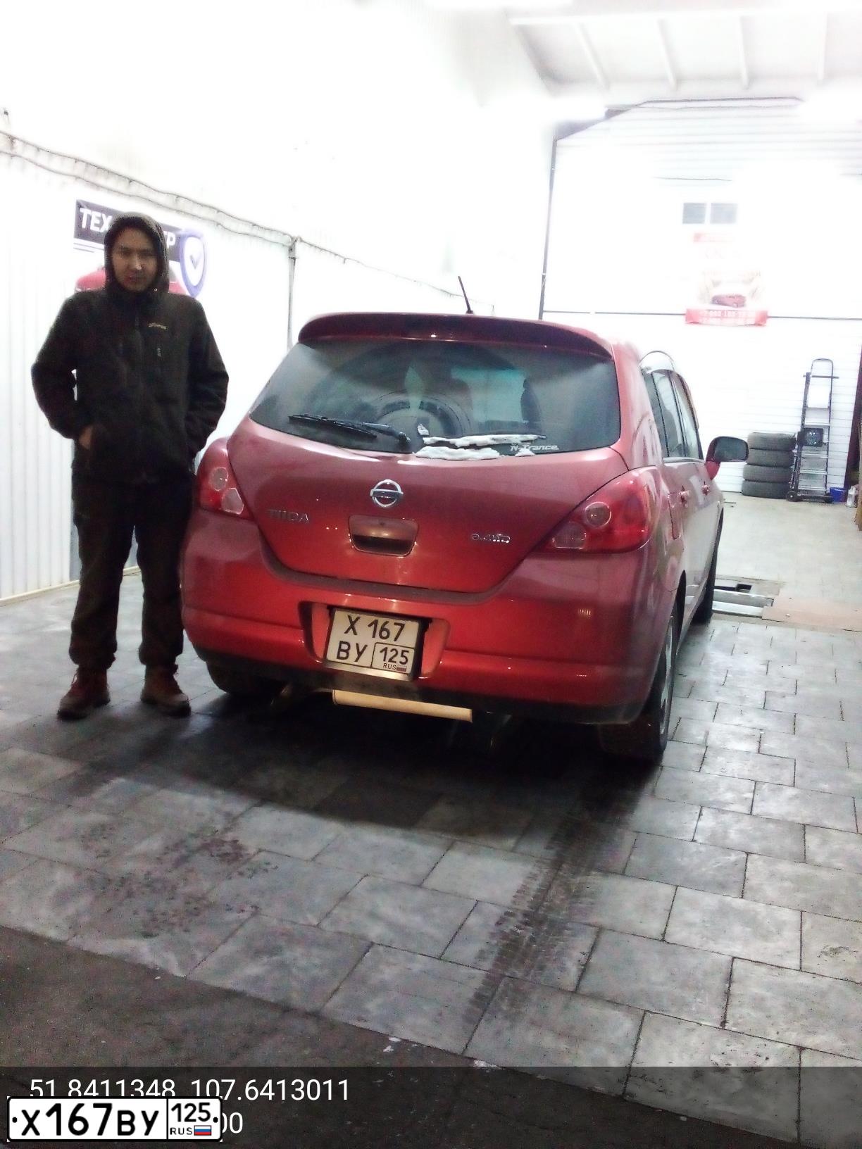 Фото автомобиля NISSAN TIIDA, 2004 — госномер Р033МВ70