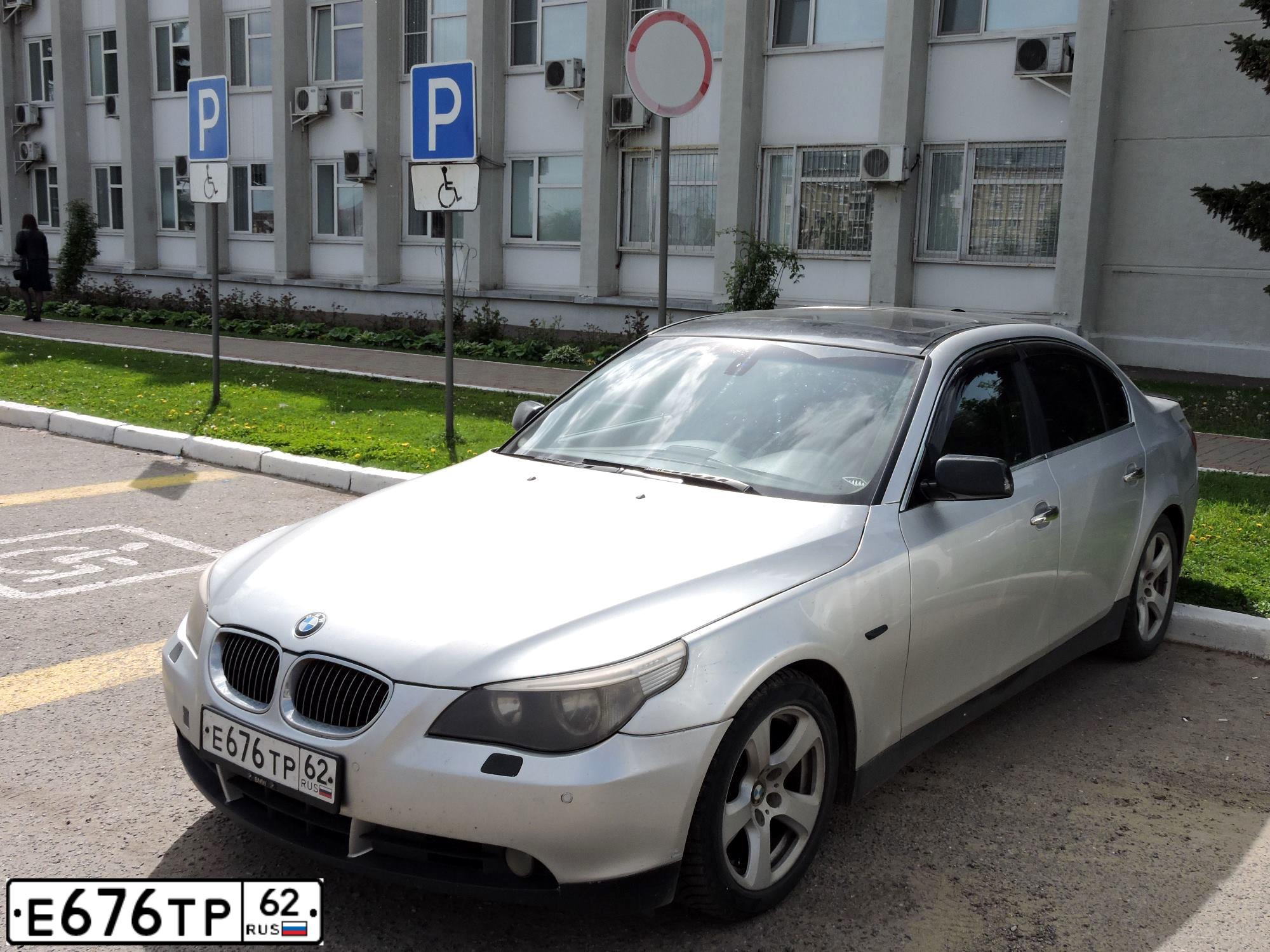 Фото автомобиля BMW 525I, 2004 — госномер Р853ТЕ70. Цвет: СЕРЫЙ