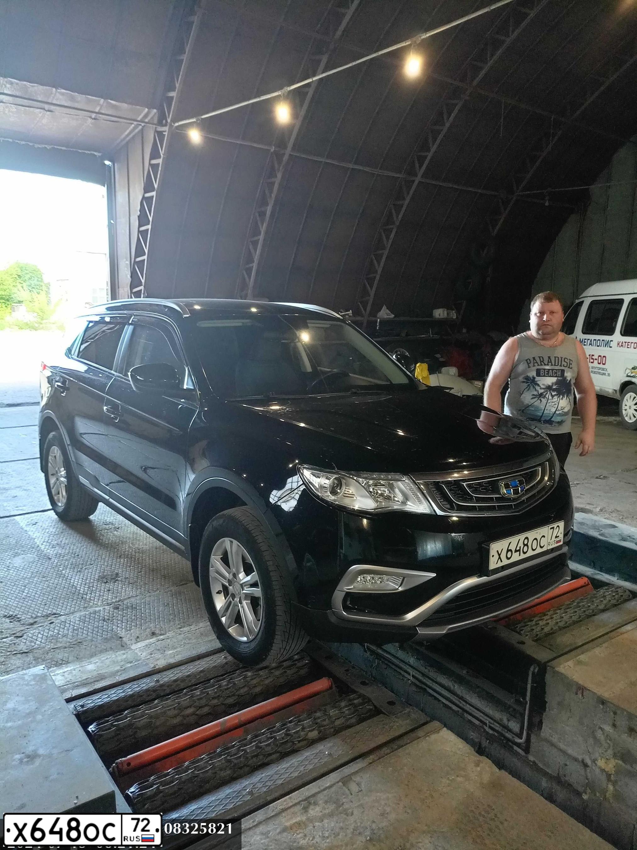 Фото автомобиля GEELY ATLAS, 2019 — госномер Х648ОС72. Цвет: ЧЕРНЫЙ