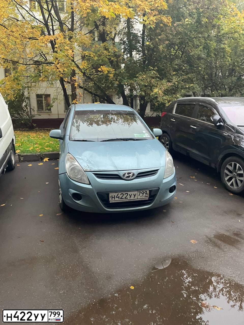 Фото автомобиля HYUNDAI I20, 2010 — госномер Н422УУ799. Цвет: голубой