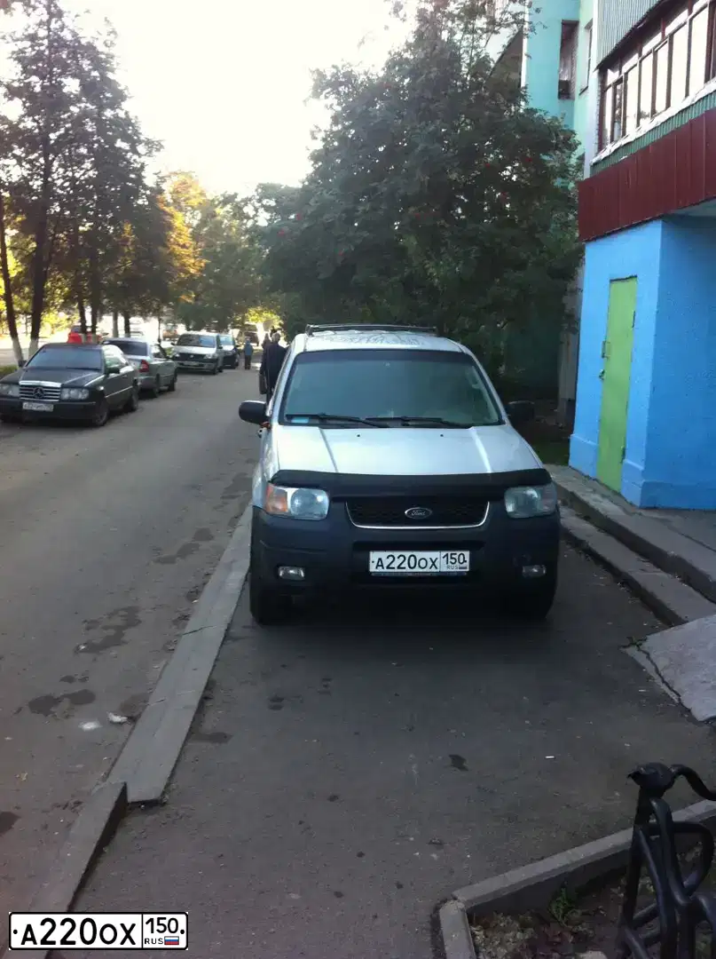 Фото автомобиля FORD ESCAPE, 2003 — госномер А220ОХ150. Цвет: Серебристый