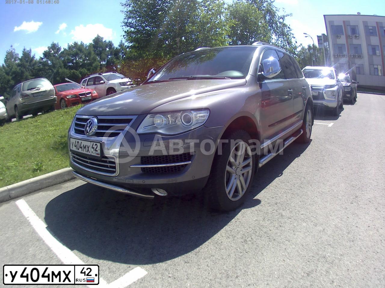 Фото автомобиля VOLKSWAGEN TOUAREG, 2008 — госномер У404МХ42. Цвет: СЕРЫЙ