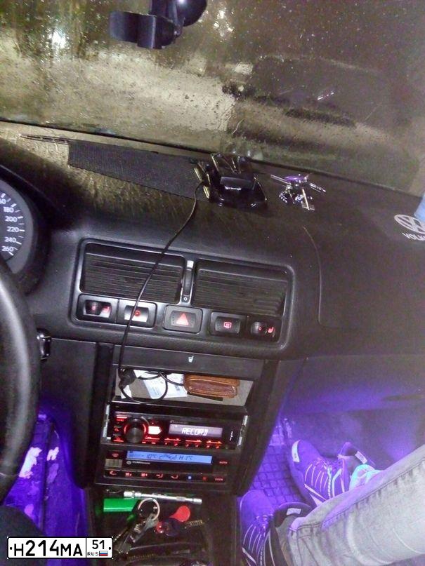 Фото автомобиля VOLKSWAGEN GOLF, 1998 — госномер Н235СК198. Цвет: СЕРЕБРИСТЫЙ