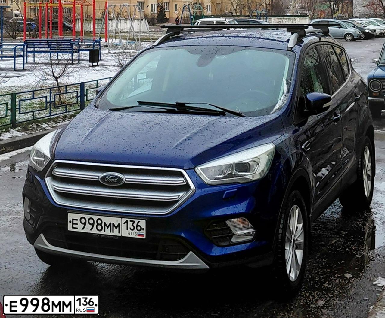 Фото автомобиля FORD KUGA, 2017 — госномер Е998ММ136. Цвет: синий