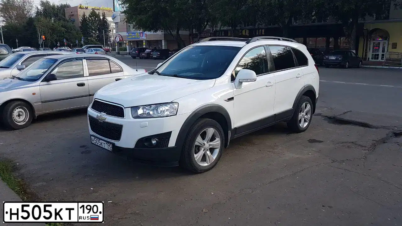 Фото автомобиля CHEVROLET CAPTIVA, 2010 — госномер О748НО29. Цвет: СЕРЕБРИСТЫЙ МЕТАЛЛИК