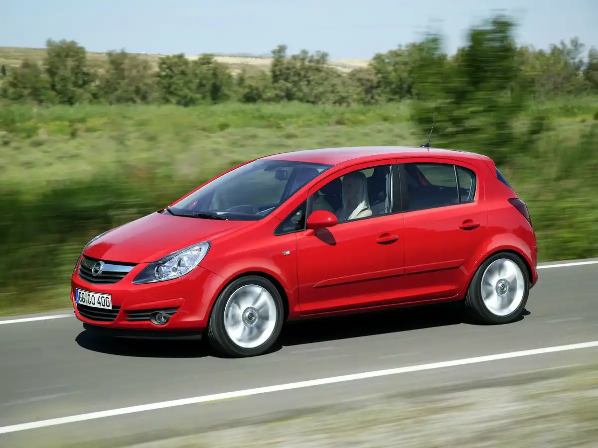 Фото автомобиля OPEL CORSA, 2007 — госномер А212АК199. Цвет: Красный