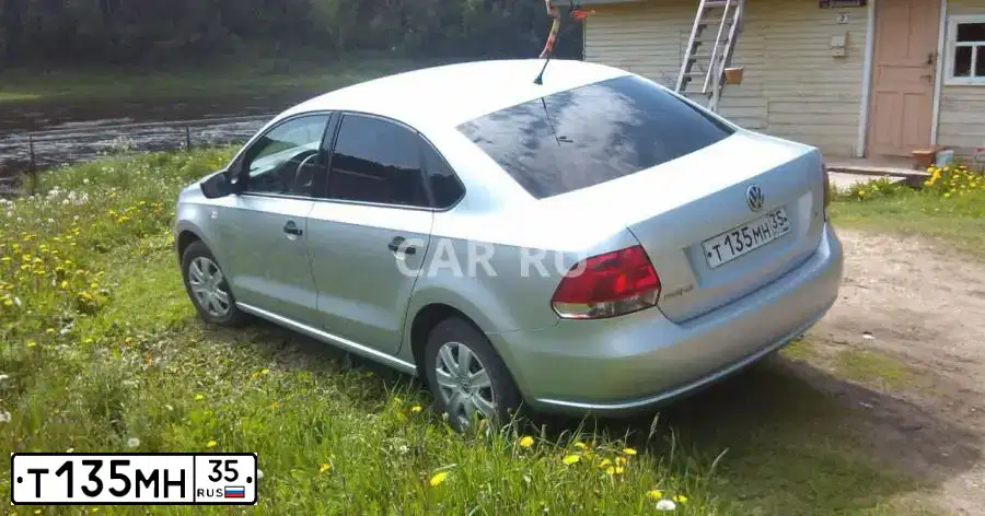 Фото автомобиля VOLKSWAGEN POLO, 2010 — госномер О623УО29. Цвет: СЕРЕБРИСТЫЙ