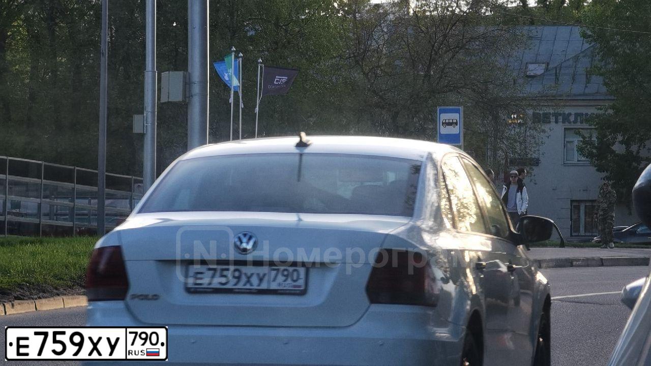 Фото автомобиля VOLKSWAGEN POLO, 2019 — госномер А072АК250. Цвет: БЕЛЫЙ-ЖЕЛТЫЙ-СЕРЫЙ